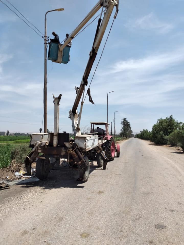 تغيير  الكابلات الأرضية  بهوائية بعد انقطاع التيار عن قرى الحاجر بالقنان بأسوان (5)